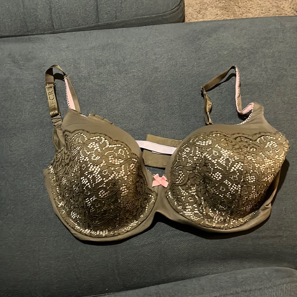 Woman’s bra color green and trim color peach size 38(DDD) in great condition